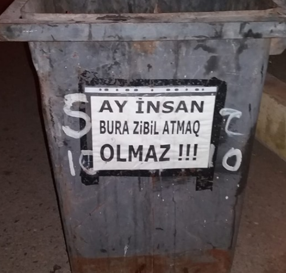 Sumqayıtda zibil qutusunun üstündə QƏRİBƏ ELAN — FOTO Sumqayıtda zibil qutusunun üstündə QƏRİBƏ ELAN — FOTO