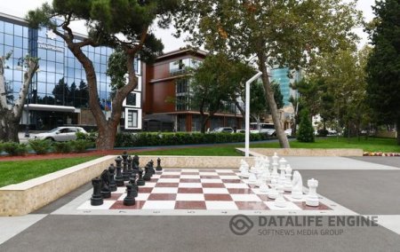 İlham Əliyev və xanımı Atatürk prospektindəki parkda - FOTO İlham Əliyev və xanımı Atatürk prospektindəki parkda - FOTO