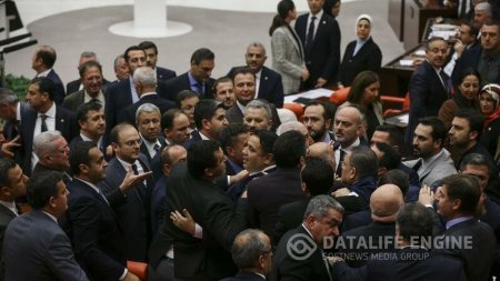 Parlamentdə GƏRGİNLİK: millət vəkilləri bir-birinə hücum etdi