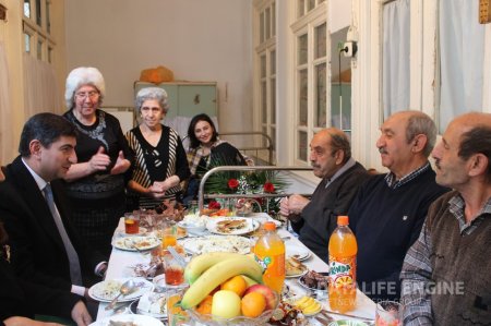 Yasamalın icra başçısı rayon sakinin ad gününə getdi - FOTOLAR Yasamalın icra başçısı rayon sakinin ad gününə getdi - FOTOLAR
