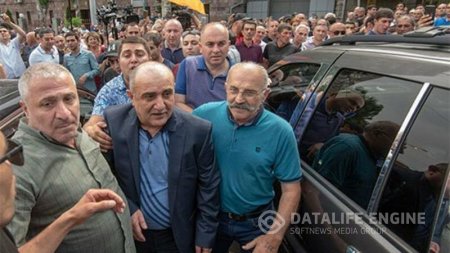Qarabağda ermənilər AYAĞA QALXDI: etirazlar davam edir
