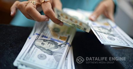 Bakıda qız öz evindən 16 min dollar oğurlayıb