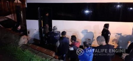 Polis axtardığı şəxsləri çarpayının altında tapdı - FOTOLAR Polis axtardığı şəxsləri çarpayının altında tapdı - FOTOLAR