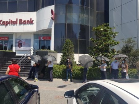 “Kapital Bank” filialların önündə müştəriləri günvurmadan qoruyur - FOTO “Kapital Bank” filialların önündə müştəriləri günvurmadan qoruyur - FOTO
