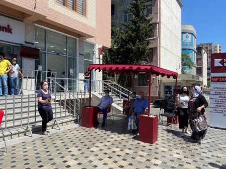 “Kapital Bank” filialların önündə müştəriləri günvurmadan qoruyur - FOTO “Kapital Bank” filialların önündə müştəriləri günvurmadan qoruyur - FOTO
