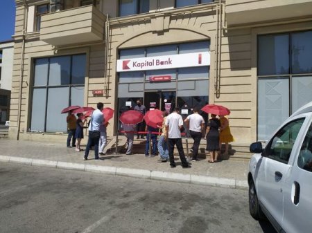 “Kapital Bank” filialların önündə müştəriləri günvurmadan qoruyur - FOTO “Kapital Bank” filialların önündə müştəriləri günvurmadan qoruyur - FOTO