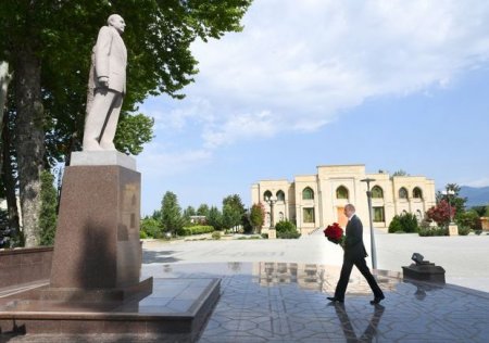 Prezident İlham Əliyev ulu öndər Heydər Əliyevin İsmayıllıdakı abidəsini ziyarət edib – YENİLƏNİB