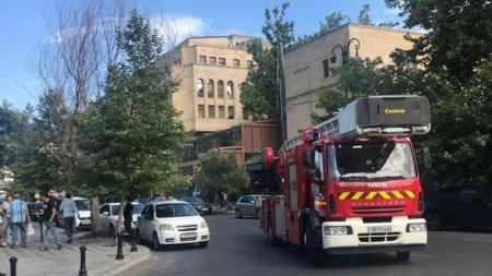 Bakının mərkəzində binada yanğın başlayıb - FOTO