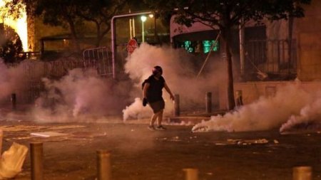 Beyrutda hökumət əleyhinə etirazlar başladı - FOTO Beyrutda hökumət əleyhinə etirazlar başladı - FOTO