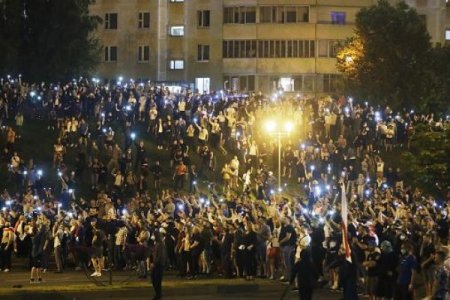 Polislər rezin güllə atır, etirazçılar "molotov"la cavab verir- Belarusda nə baş verir?