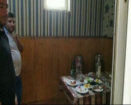 Kafe karantinə rəğmən fəaliyyət göstərirmiş - FOTO Kafe karantinə rəğmən fəaliyyət göstərirmiş - FOTO