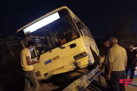 SON DƏQİQƏ: Bakıda sərnişin avtobusu qəzaya uğrayıb - FOTO SON DƏQİQƏ: Bakıda sərnişin avtobusu qəzaya uğrayıb - FOTO