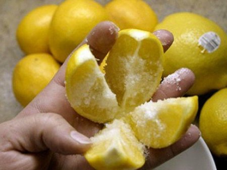1 limonu 4 hissəyə bölün, üzərinə duz töküb mətbəxə qoyun, bu sizin bütün həyatınızı dəyişəcək!