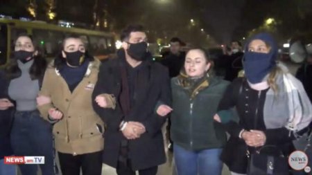 Ermənistanda gərginlik: Hökumət binası ələ keçirildi - FOTO Ermənistanda gərginlik: Hökumət binası ələ keçirildi - FOTO