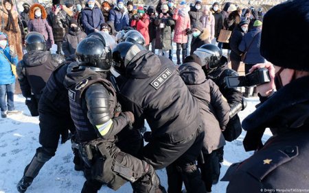 “Səni təslim olmağa çağırıram...” - Kadırovun müşaviri mitinqdə polislə döyüşən çeçənə nə vəd etdi?