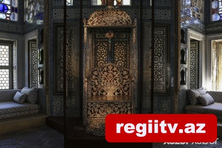 Osmanlı padşahlarının istifadə etdikləri xüsusi taxt İstanbulun Topkapı sarayında sərgilənir